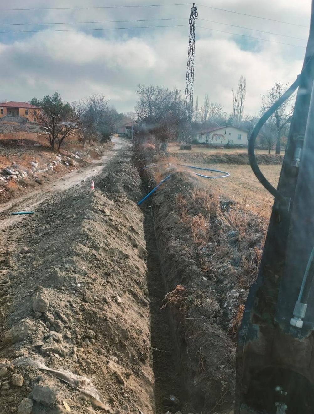 Kemer - Elmacık Köyü'nde 1.000 metre içme suyu terfi hattı çalışmamız başladı.