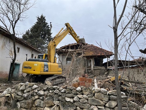 BURDUR İL ÖZEL İDARESİ 19 TEHLİKELİ YAPININ YIKIMINI GERÇEKLEŞTİRDİ